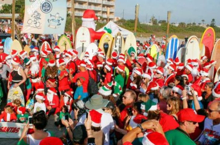 Surfing Santas en Cocoa Beach