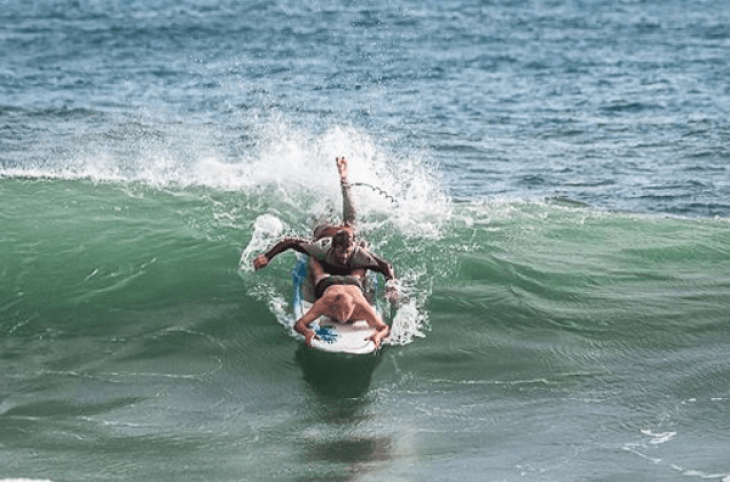 Surfista rescata bañista en la playa de la Barceloneta