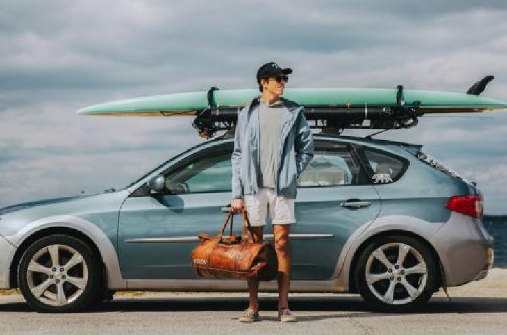 ¿Cómo transportar la tabla de surf en el coche?