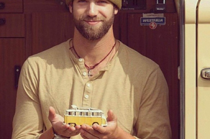 El surfer-jugador profesional de baseball que vive en una Camper VW