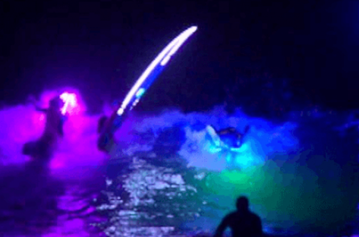 Espectáculo nocturno de Surf y luces en la playa de Patos