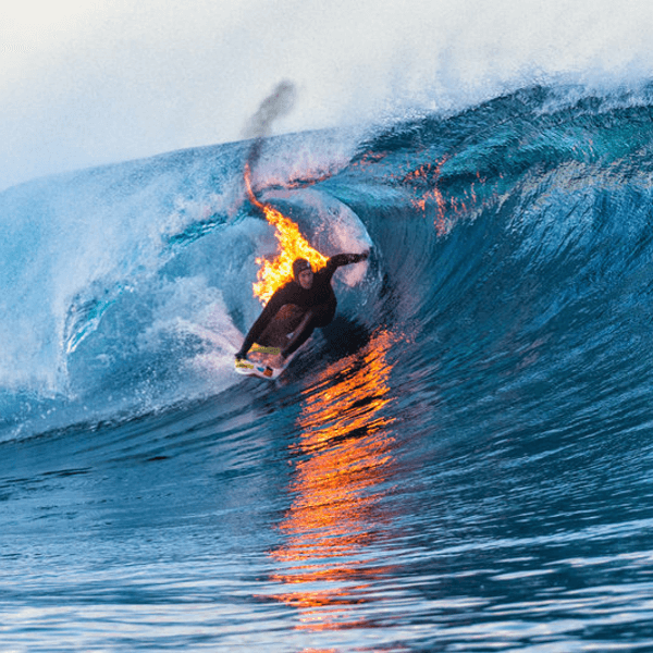 El surfista hawaiano Jamie O'Brien surfea una ola gigante envuelto en llamas